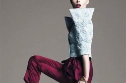 "名模大尺度摆拍：挑战时尚界的视觉极限"