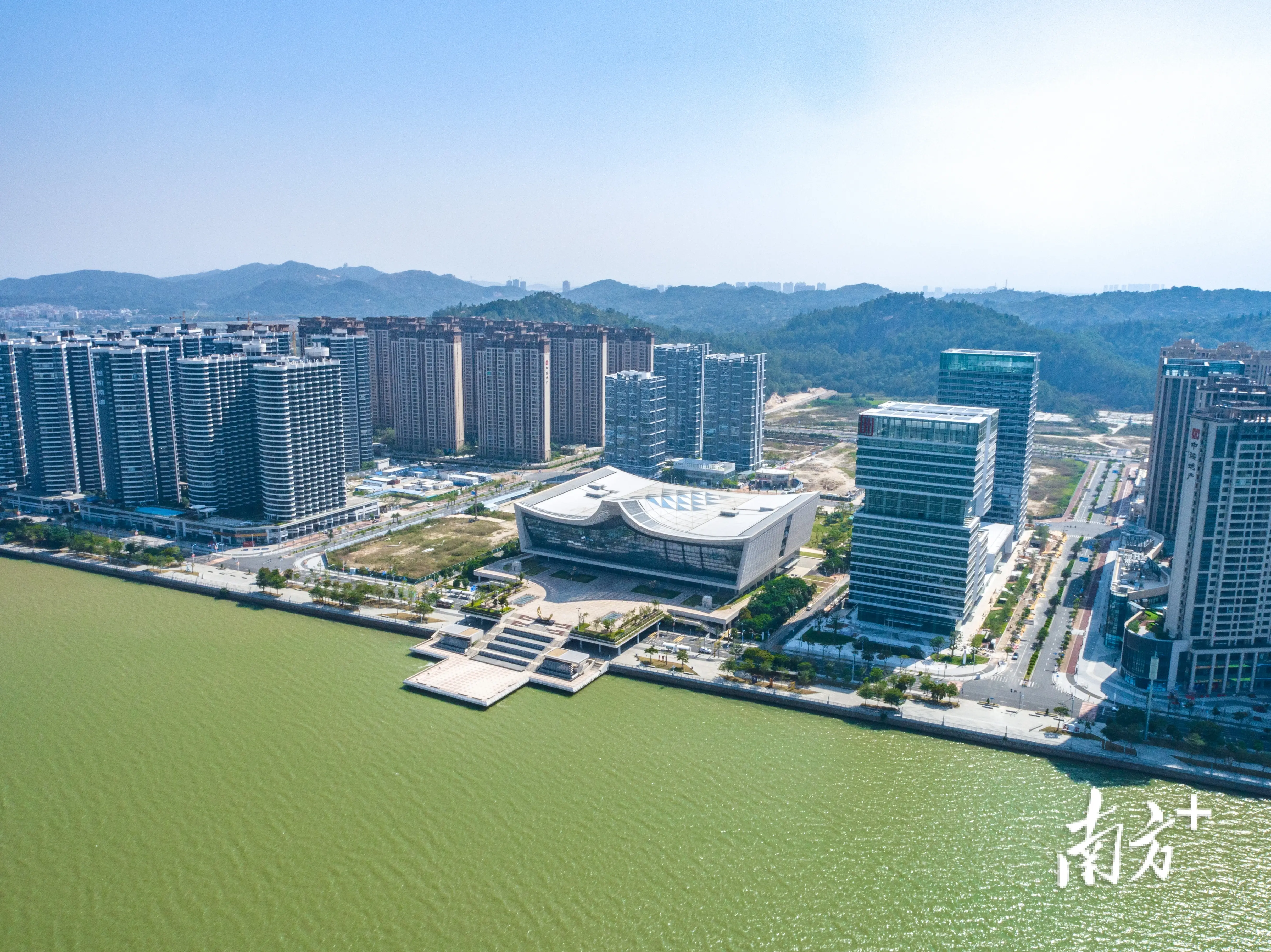 工行白金卡消费2万免年费_消费与民生_