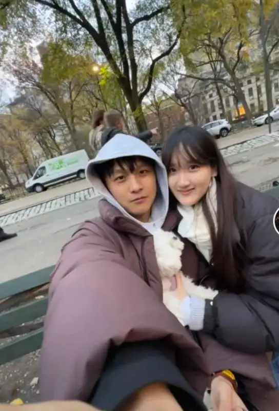 小女儿接吻_跟女儿接吻的明星_