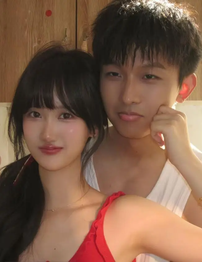 跟女儿接吻的明星__小女儿接吻