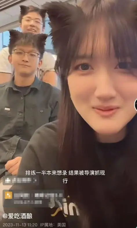跟女儿接吻的明星__小女儿接吻
